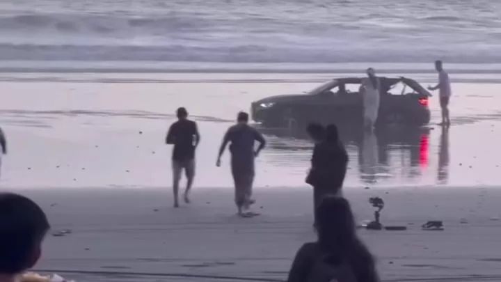 Prewedding di Pantai Menggunakan Mobil Mewah, Akhirnya Tertahan di Pasir.