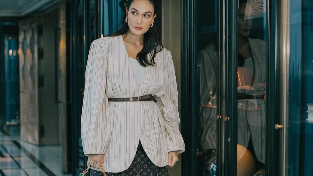 Potret Luna Maya Bergaya Vintage Dalam Balutan Dress Merah Menyala Harganya Tembus Puluhan Juta, Cantiknya Gak Karuan