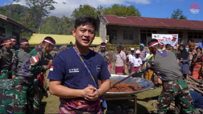 Disambut Meriah Oleh Warga Kupang, Bobon Masak 4 Ekor Sapi & 100 Ekor Ayam Bersama Prajurit TNI