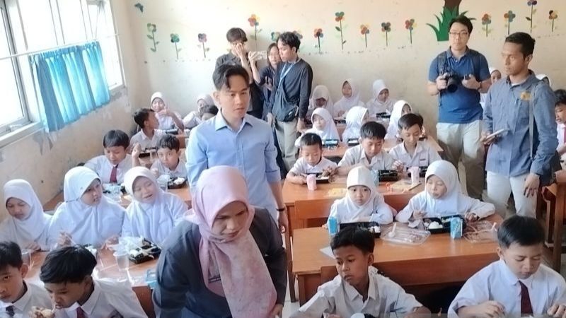 Gibran Mau Ujicoba Program Makan Bergizi Gratis di Solo, Disdik Jateng Bingung Tak Ada Komunikasi