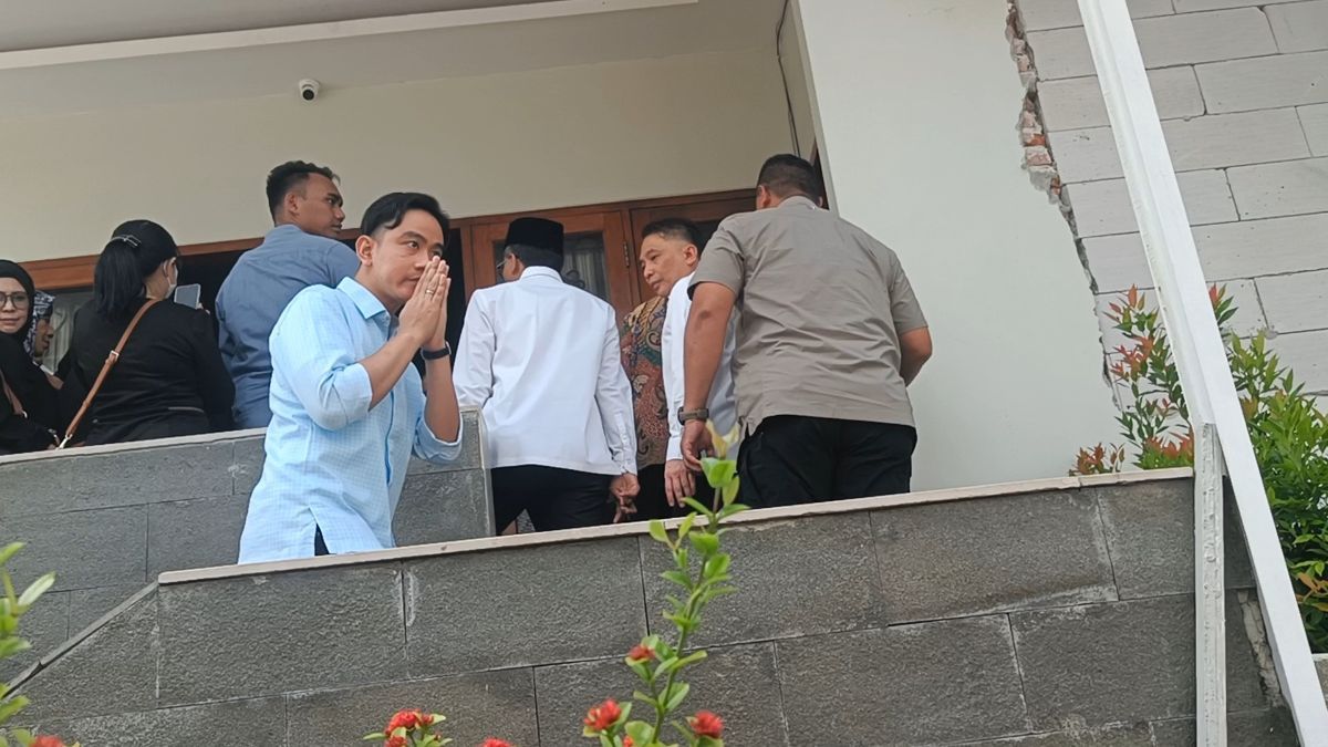 Jokowi Bareng Gibran Melayat ke Rumah Hamzah Haz, Langsung Beri Penghormatan Terakhir dan Doa