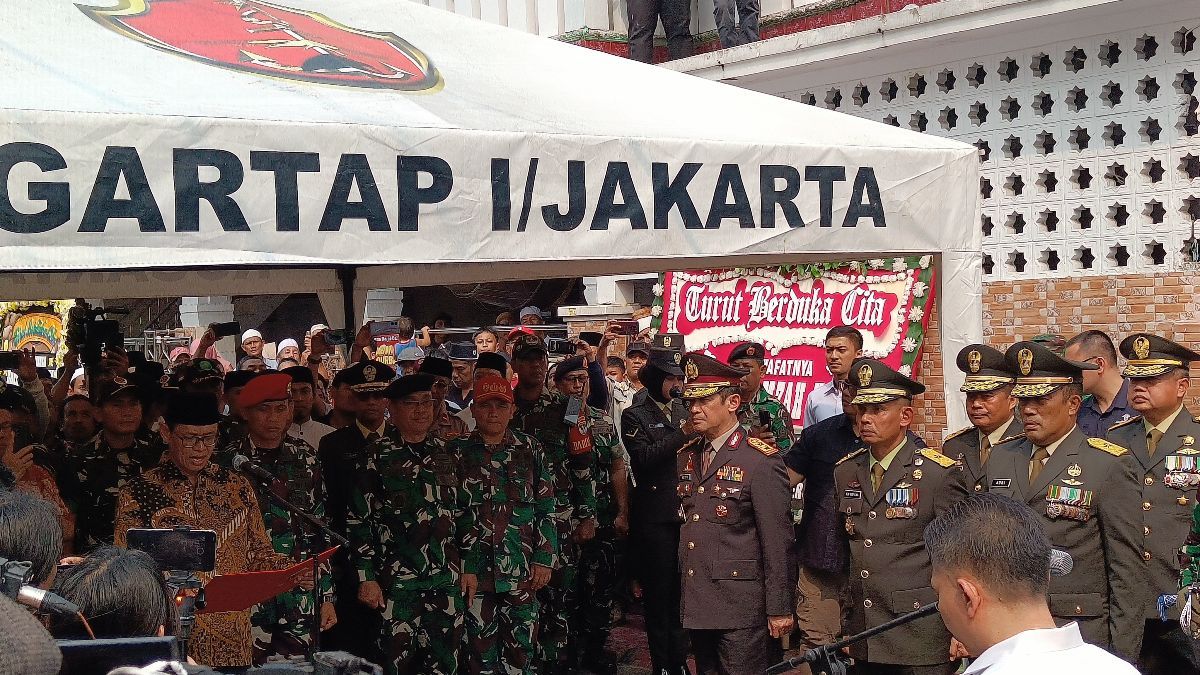 Barisan TNI-Polri Lepas Kepergian Jenazah Hamzah Haz Diberangkatkan ke Pemakaman di Bogor