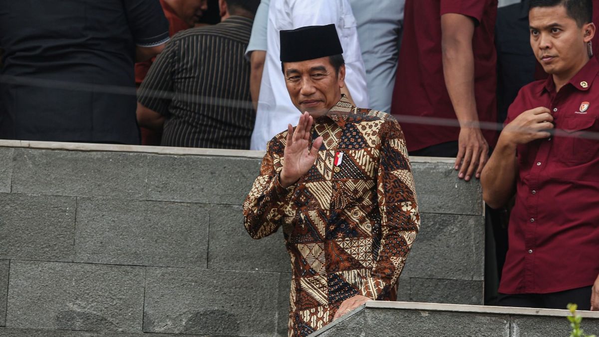 FOTO: Presiden Jokowi Melayat ke Rumah Duka Hamzah Haz, Gestur Tubuh Membungkuk Diperlihatkan Saat Tiba