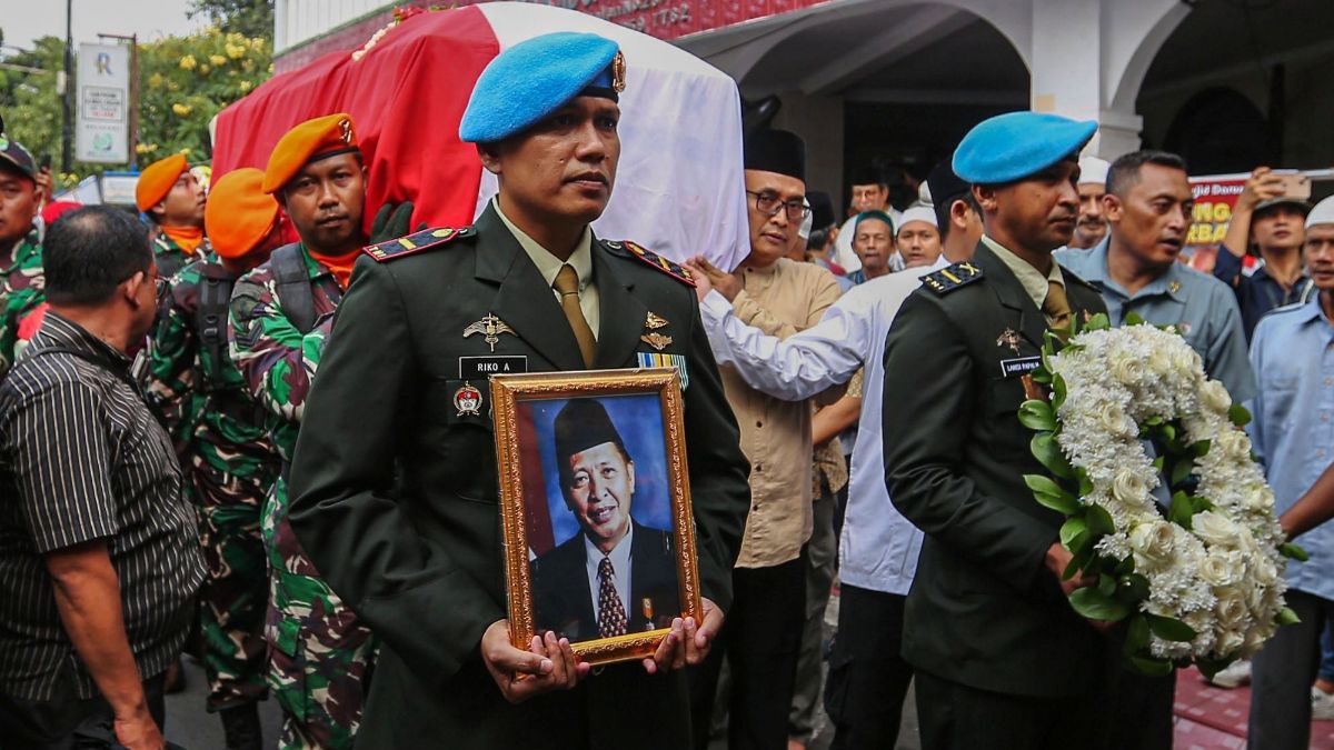 FOTO: Prajurit TNI Antar Jenazah Almarhum Wakil Presiden ke-9 Hamzah Haz ke Peristirahatan Terakhir di Bogor