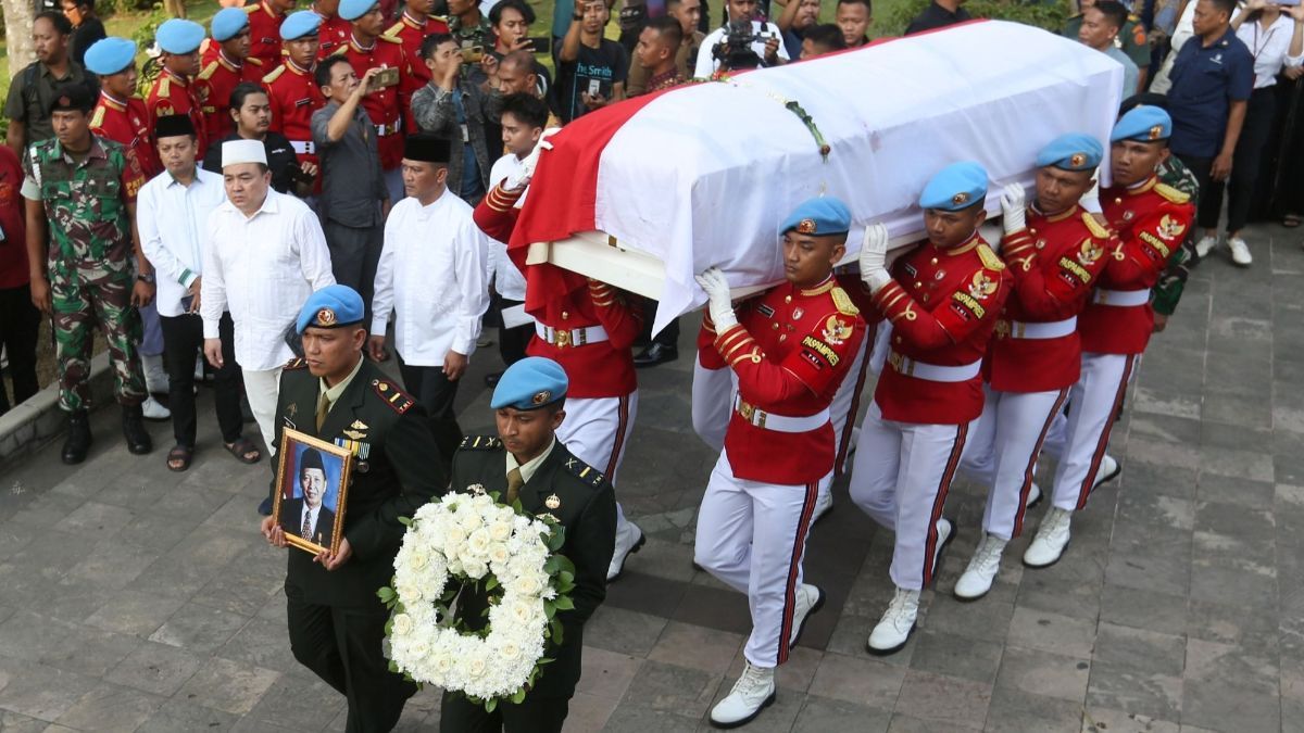 FOTO: Momen Prosesi Pemakaman Militer Jenazah Wakil Presiden ke-9 RI Hamzah Haz di Cisarua