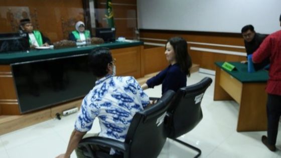 Tampak Canggung, 8 Momen Pertemuan Kimberly Ryder dan Edward Akbar di Ruang Sidang