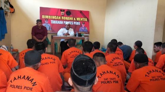 Perwira Polisi Mendadak Kumpulkan Tahanan, Tegas Tanya 