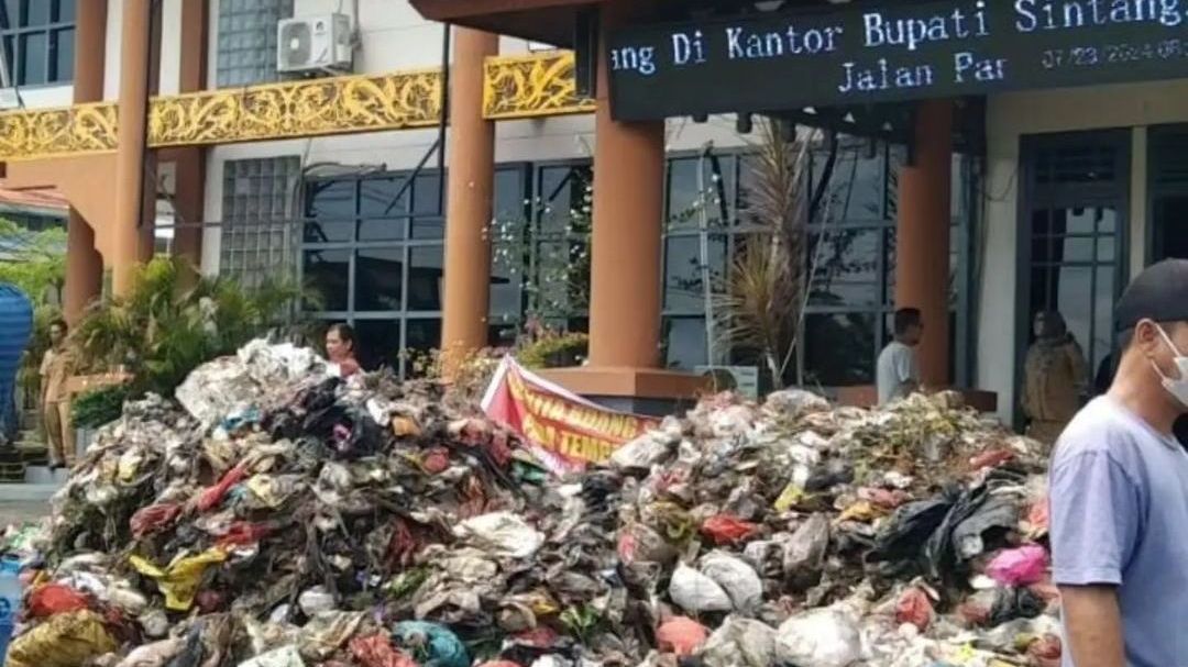 VIDEO: Viral Warga Kesal! Buang Gunungan Sampah Ke Kantor Pemerintah di Kalimantan