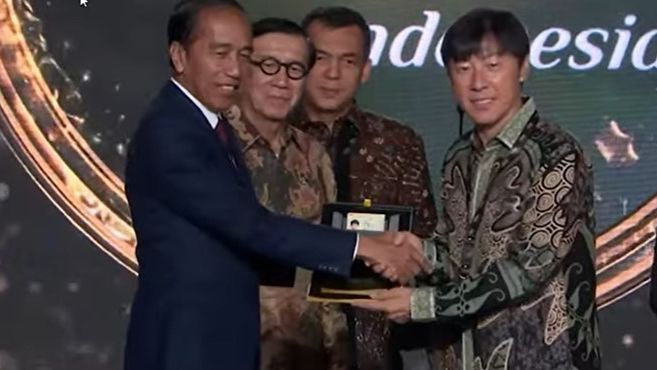 VIDEO: Sikap Hormat Shin Tae-yong ke Presiden Jokowi, Spesial Diberi Golden Visa