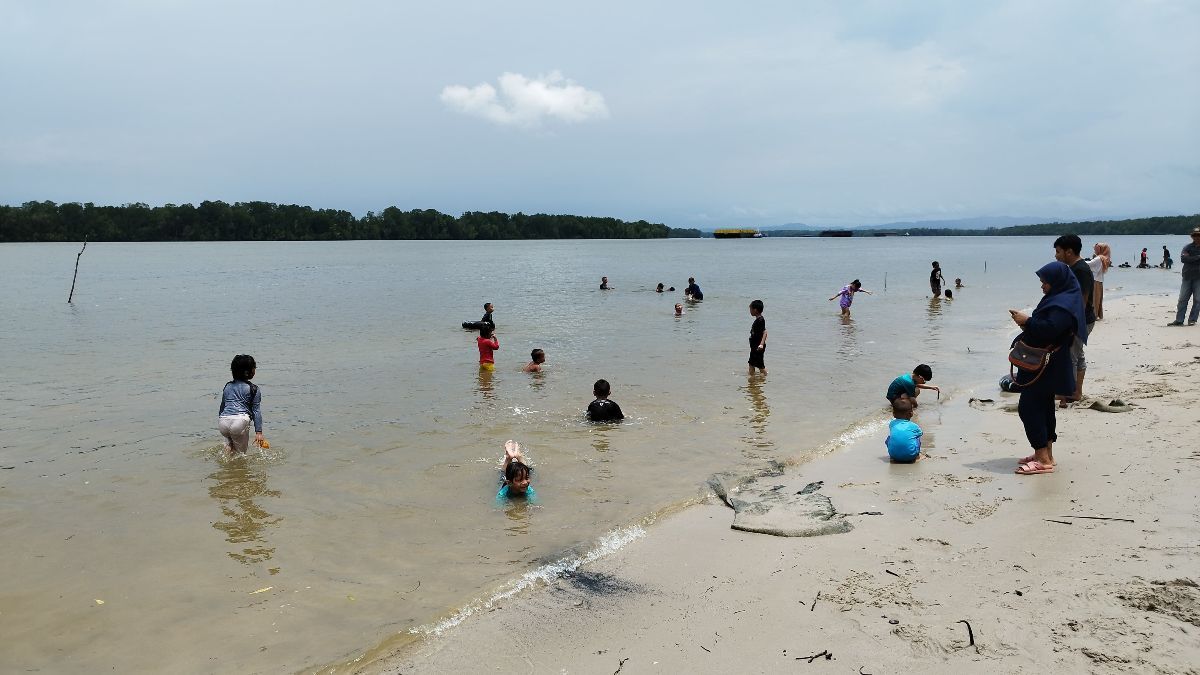 Keindahan Pantai Pasir Mayang di Kabupaten Paser