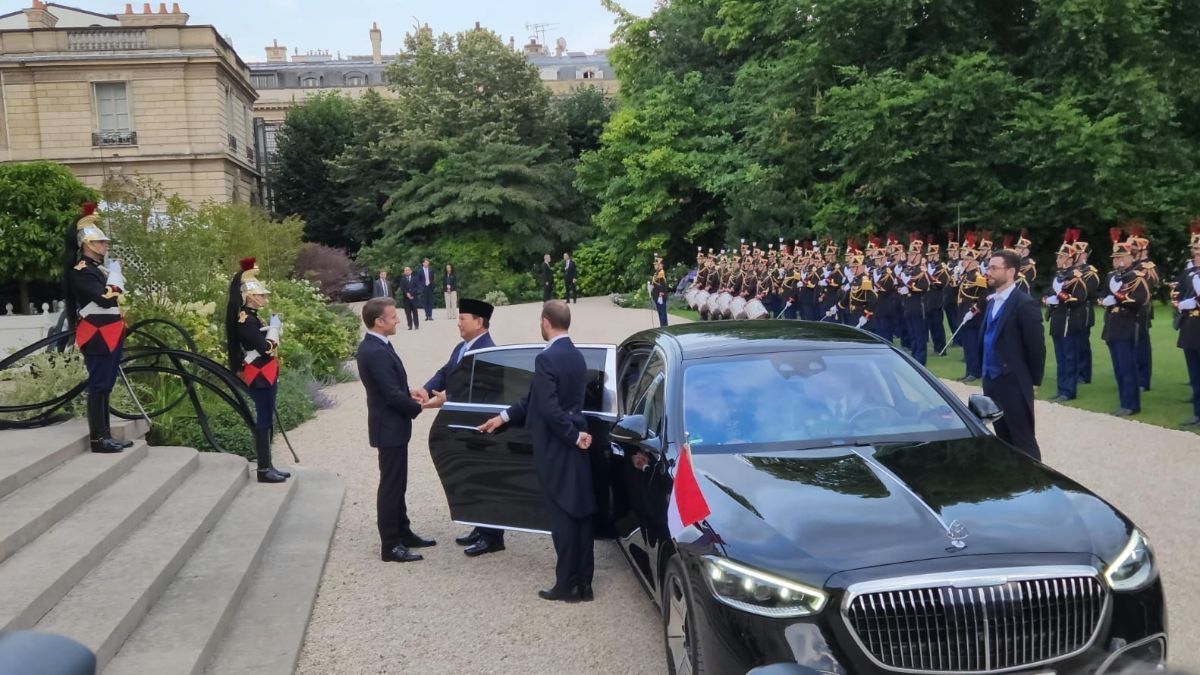 VIDEO: Disambut Spesial Menhan Prabowo Sampai Dua Kali Dipeluk Presiden Macron