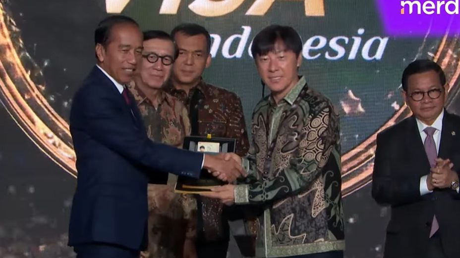 VIDEO: STY Terima Visa Emas Pertama, Jokowi 