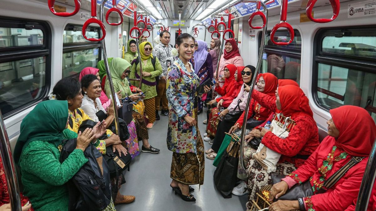 FOTO: Gaya Ratusan Wanita Ramai-Ramai Peringati Hari Kebaya Nasional di LRT Jakarta