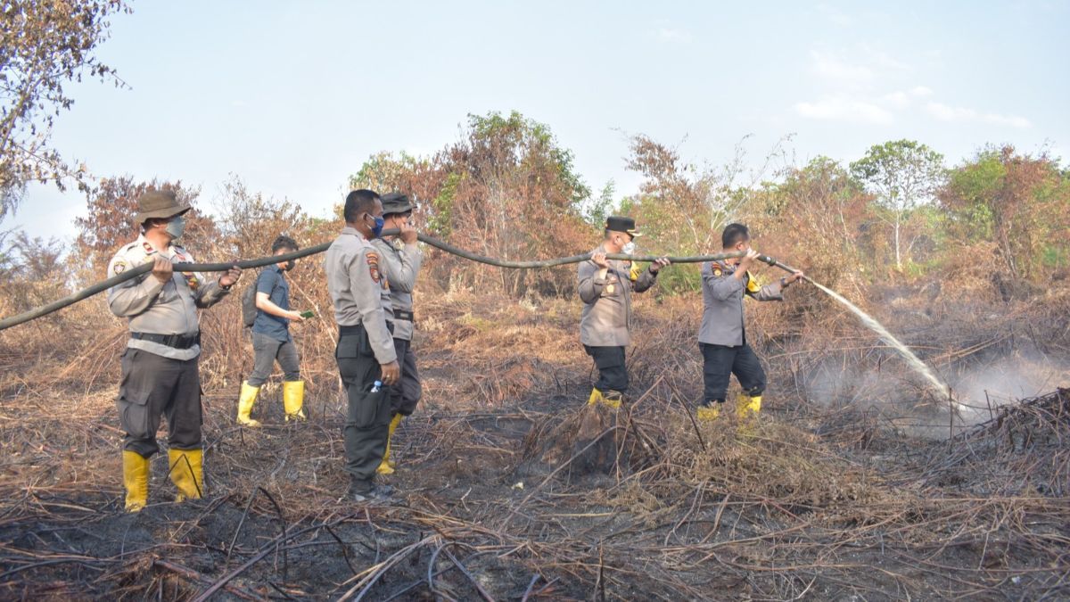 Polisi Bahu Membahu Lakukan Pendinginan Lahan Terbakar 312 Hektare di Riau