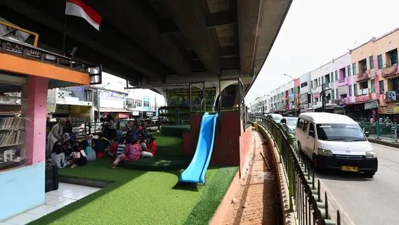 Viral! Video pemotor hampir tertimpa batu runtuh dari flyover Ciputat