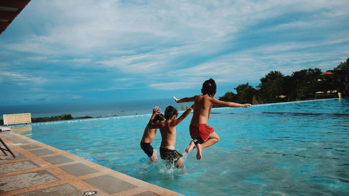 Apakah Berenang Bisa Meninggikan Badan? Begini Penjelasan Ilmiahnya