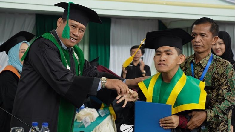 Kisah Dimas Dwi Putra, Mahasiswa Difabel jadi Lulusan Terbaik dan Tercepat di Kampusnya, Tangis Sang Ibu Pecah