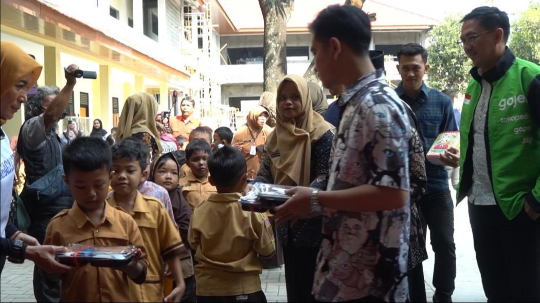 Gibran Jawab 'Cibiran' Uji Coba Makan Siang Gratis Dibungkus Plastik