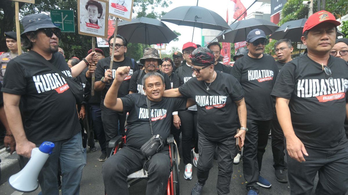 FOTO: Peringati Tragedi Kudatuli 1996, Massa PDIP Geruduk Kantor Komnas HAM