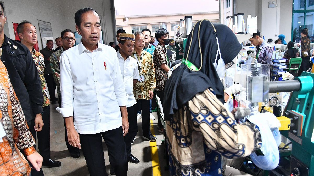 Presiden Jokowi Lepas Ekspor Perdana 16 Ribu Pasang Sepatu ke Amerika Serikat