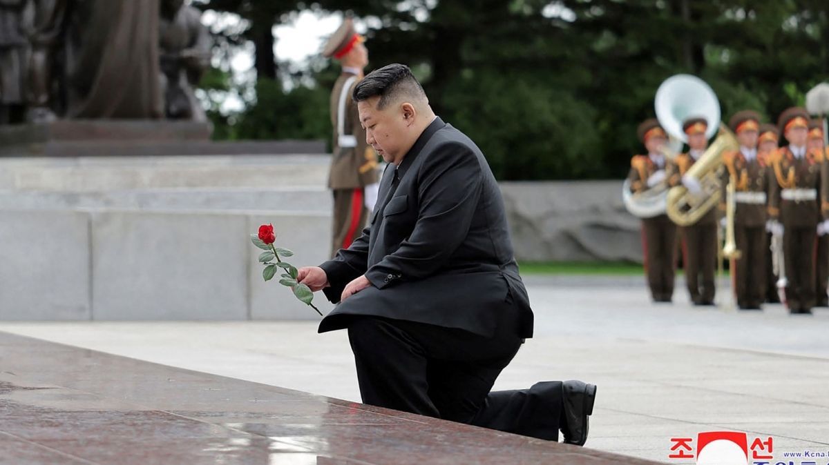 FOTO: Penuh Emosional, Wajah Kim Jong-un Sedih Mengenang Para Pejuang Saat Peringatan 71 tahun Perang Korea