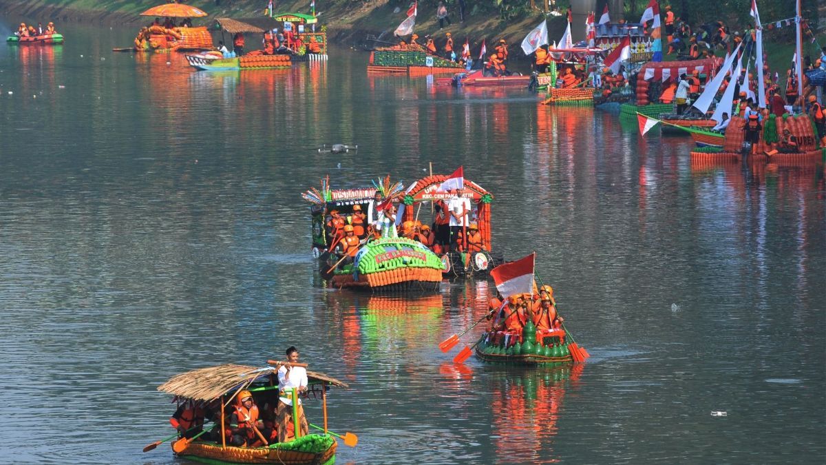 FOTO: Semarak Festival Cilung Tampilkan 32 Perahu Botol Bekas Berbentuk Kura-Kura sampai Sandal Hiasi Kanal Banjir Timur