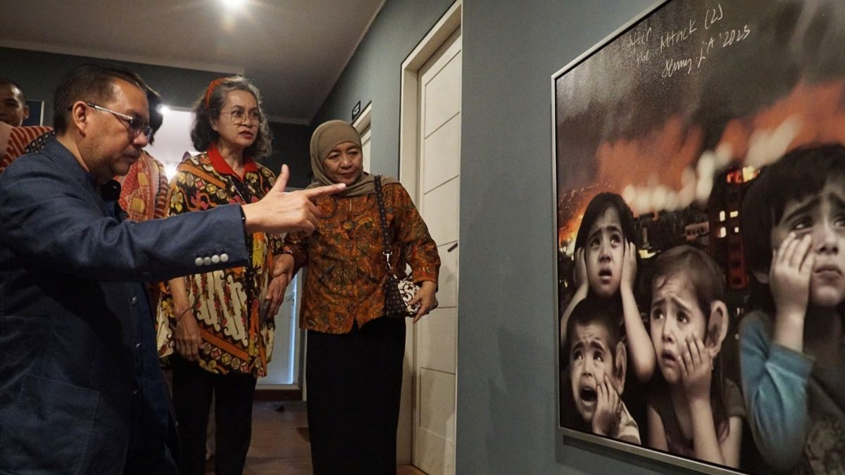 FOTO: Pameran Perdana Lukisan AI Karya Denny JA di Mahakam Residence