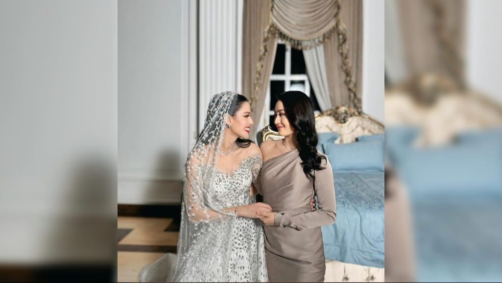 10 Potret Cantik Natasha Wilona saat Hadir di Acara Pernikahan Susan Sameh, Datang Bersama Partner Kondangan ini Sosoknya