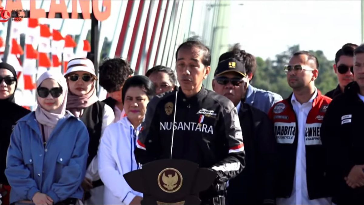 Resmikan Jembatan Penghubung IKN, Jokowi Naik Motor Bareng Influencer dan Artis