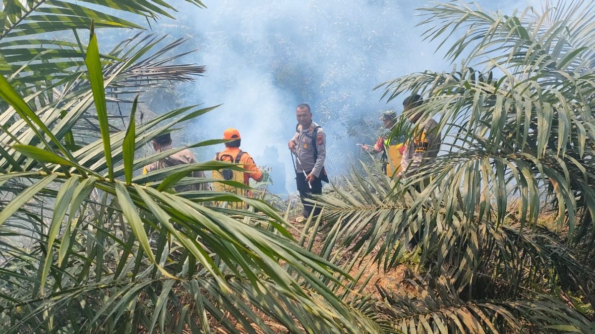 Gerak Cepat Polres Rohul Padamkan Kebakaran Lahan di Rokan IV Koto