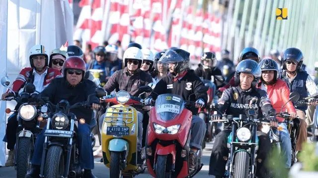 Potret Presiden Jokowi mengajak Raffi Ahmad Cs naik motor ke Jembatan Pulau Balang di IKN,.