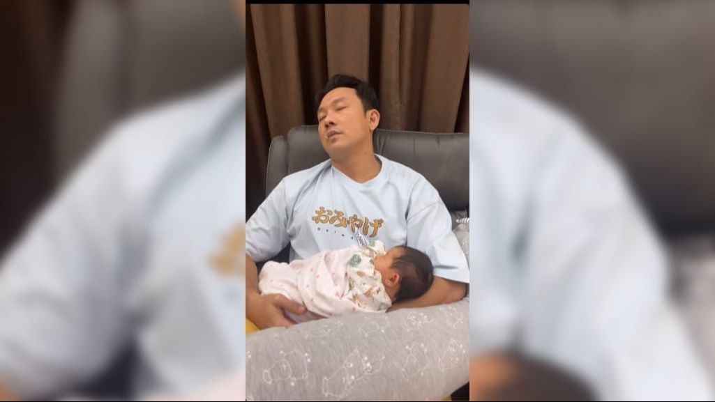 Kini jadi Ayah, ini Momen Denny Sumargo Gendong Baby Gabriella Sampai Ketiduran di Kursi