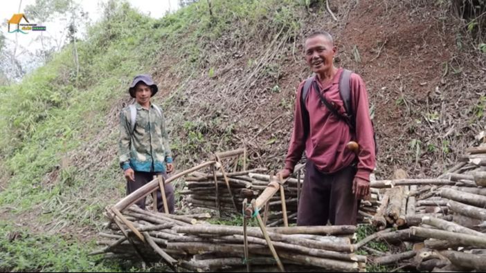 Pahit Getir Kehidupan Masyarakat di Kampung, Cari Uang Rp50 Ribu Jadi Kuli Panggul Kayu