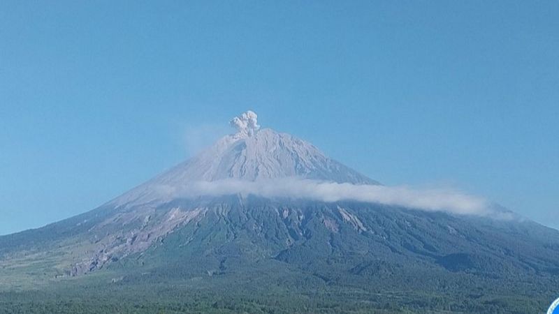 Bukan Bareng Pacar atau Sahabat, Wanita Ini Justru Mendaki Gunung Ditemani Ayah yang Berusia 65 Tahun