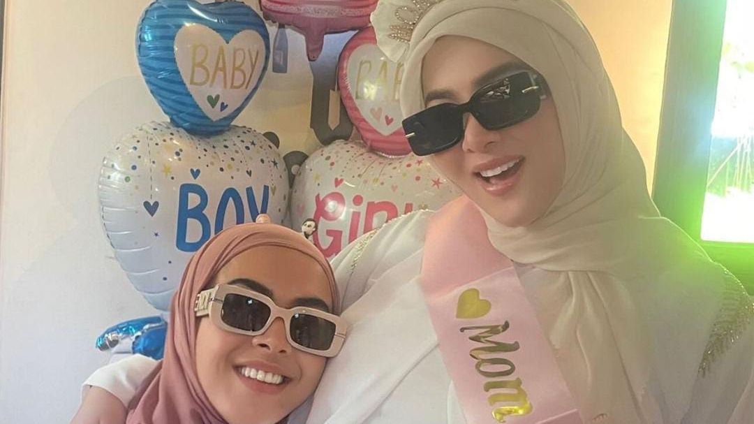 Digelar Sederhana, Potret Baby Shower & Gender Reveal Syahrini Bareng Suami dan Sahabat yang Langsung Datang ke Singapura