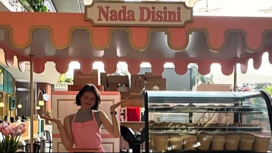 Bikin Bangga Deddy Corbuzier, Ini Potret Nada Tarina Jualan Cookies di Mall Ditemani Dua Papa