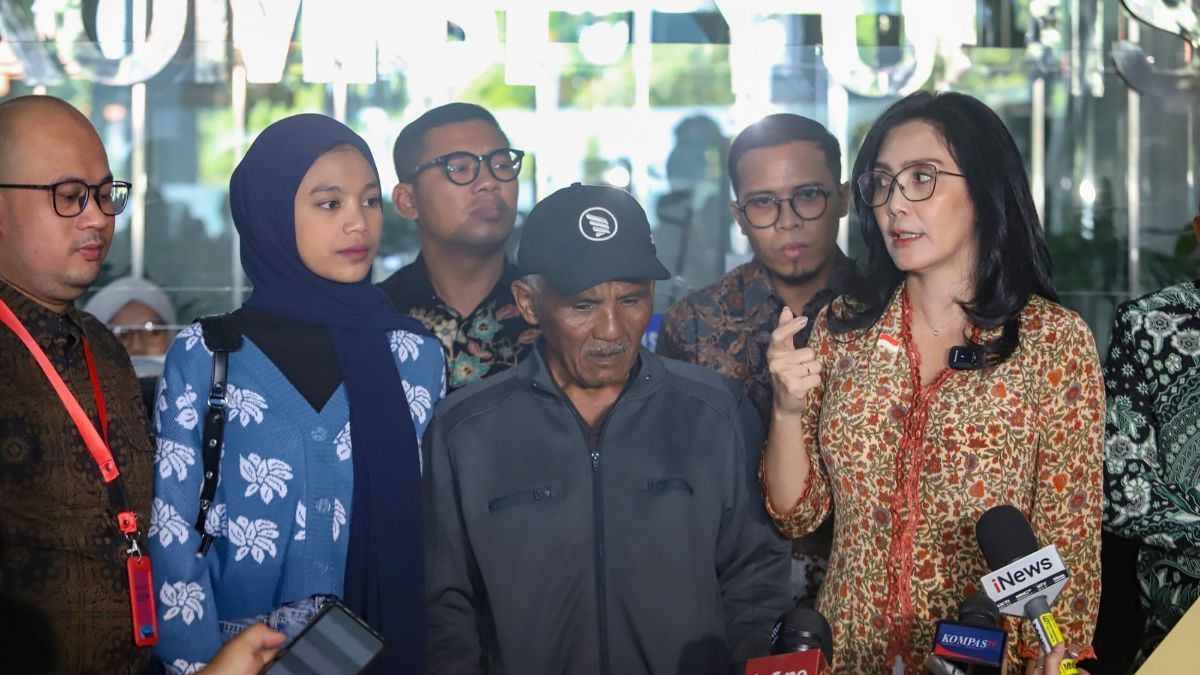 FOTO: Didampingi Rieke Diah Pitaloka, Ayah Korban Dini Mengadu ke Komisi Yudisial untuk Keadilan