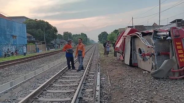 Viral Kereta Api Tabrak Mobil Damkar di Stasiun Haurgeulis, Mana yang Harus Diprioritaskan Diberi Jalan?