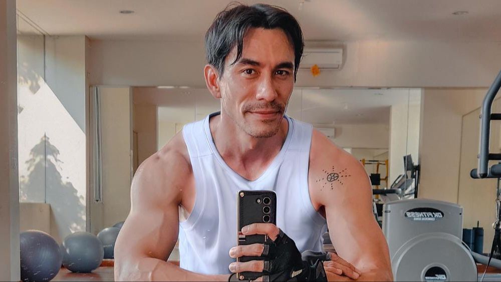 Potret Terbaru Darius Sinathrya yang Makin Kece, Pamer 'Roti Sobek' Sampai Dijuluki 'Hot Daddy'