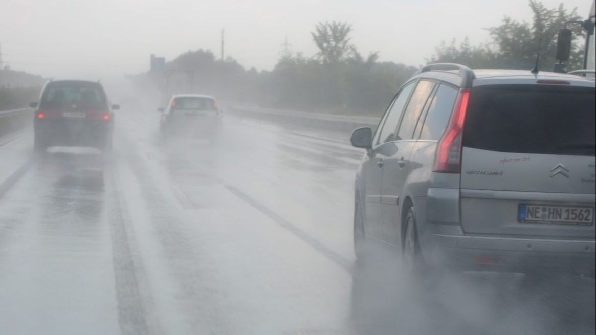 Ini Alasannya, Kerikil yang Menempel di Ban Mobil Bisa Memicu Aquaplaning.