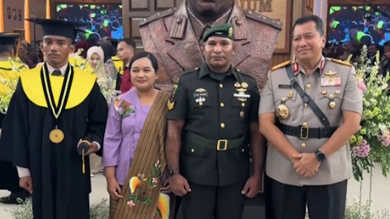 Potret Ayah Bintara Anggota Pasukan Elite TNI AD Punya Anak Lulus Akpol, Sampai Didatangi Jenderal Polisi saat Momen Wisuda