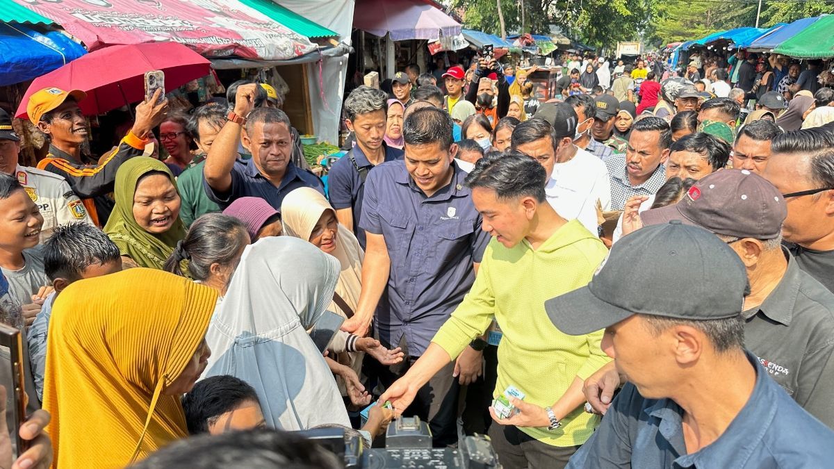 Gibran Blusukan Bagi-Bagi Susu di Jakarta