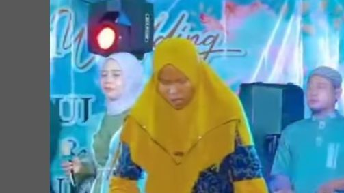 Viral Istri Ngamuk Lihat Suaminya Naik ke Panggung Mau Nyanyi Sama Biduan, Dipukul lalu Didorong Suruh Turun