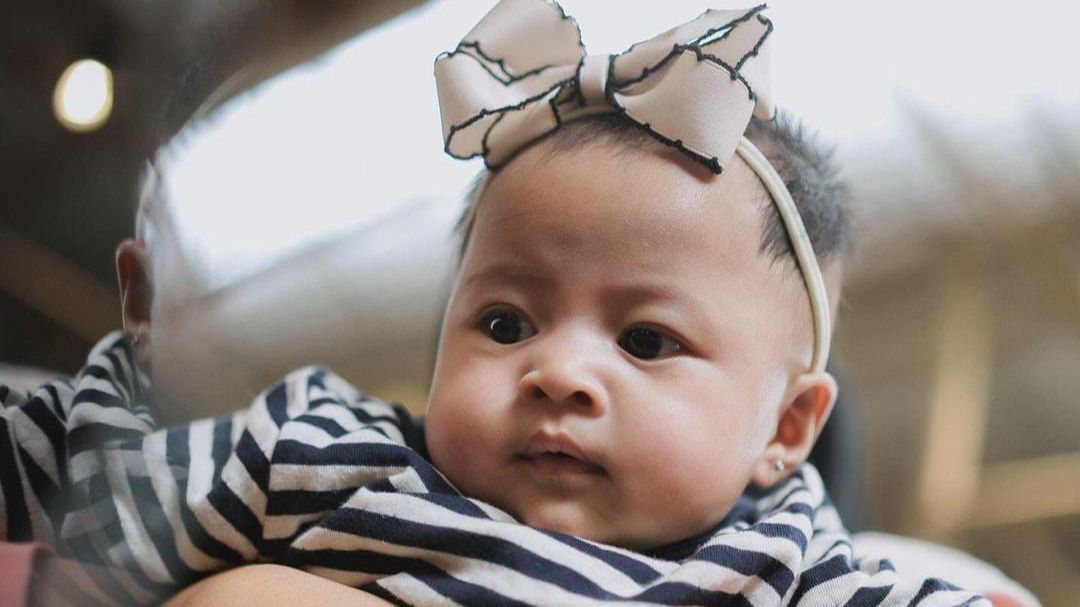 Potret Terbaru Baby Lily Pakai Bando Pita Cantik Banget, Ramai Disebut Semakin Mirip Rayyanza 'Cipung'