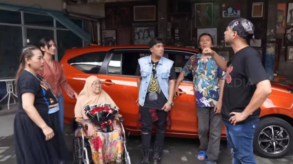 Beri Mobil Limited Edition Untuk Bunda Iffet, Raffi Ahmad 'Aku Tuh Belum Pernah Lihat Mobilnya'