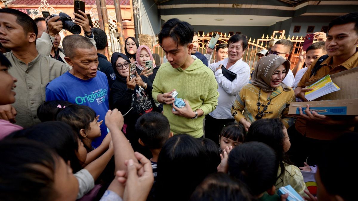 FOTO: Gaya Gibran Blusukan Bareng Raffi Ahmad di Jakarta, Bagikan Susu dan Buku ke Anak-Anak