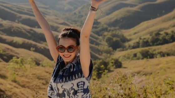 Cantiknya Natural, 8 Foto Raline Shah Ketika Liburan Terlihat Nikmati Keindahan Alam di Sumba!