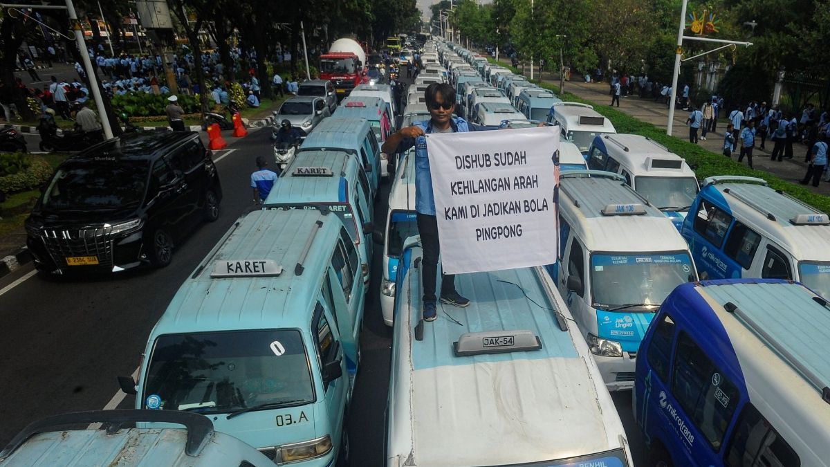 FOTO: Bondong-Bondong Datangi Balai Kota, Ratusan Sopir Angkutan Umum Demo Suarakan Ketidakadilan Manajemen Transjakarta dan Dishub