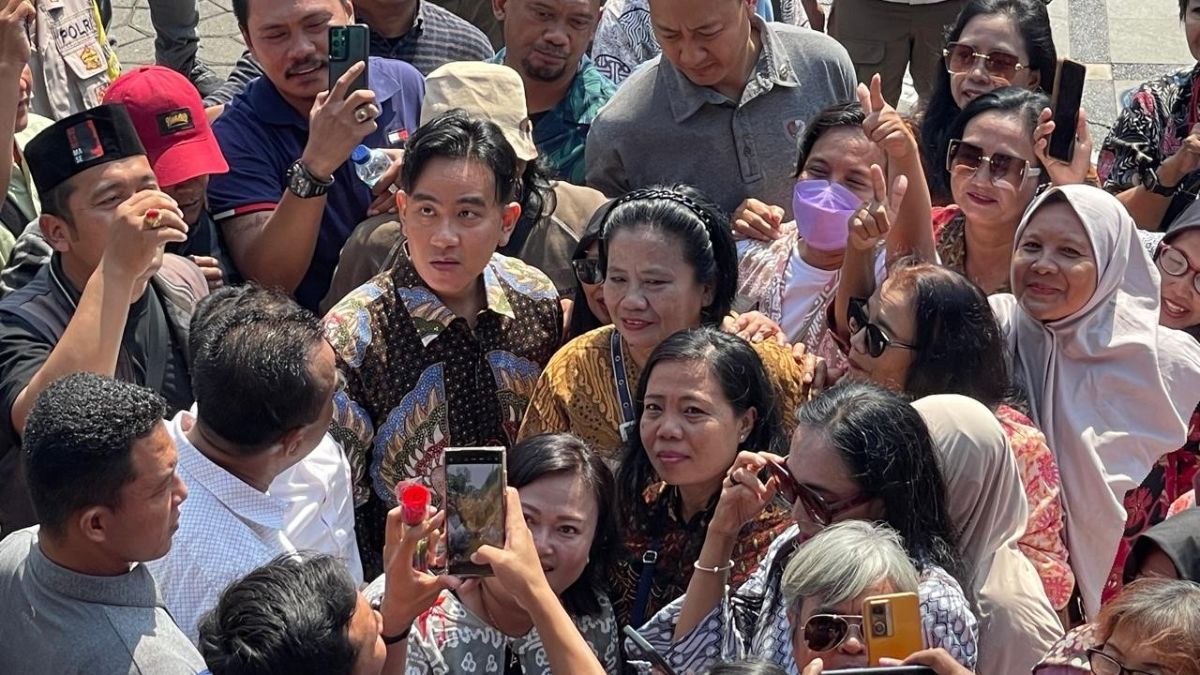 Blusukan ke Tangerang Bareng Faldo Maldini, Gibran Bagi-Bagi Buku Tulis Hingga Susu