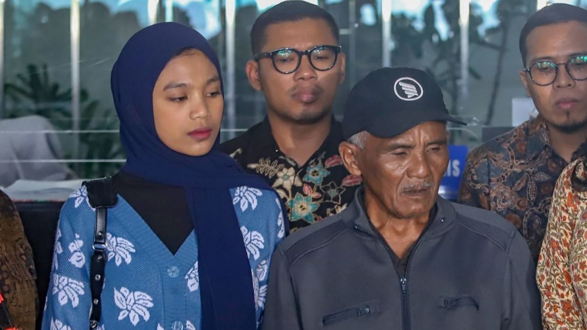 VIDEO: Perih Suara Hati Adik Almarhum Dini, Tahan Tangis di DPR Minta Hakim Ditindak Tegas